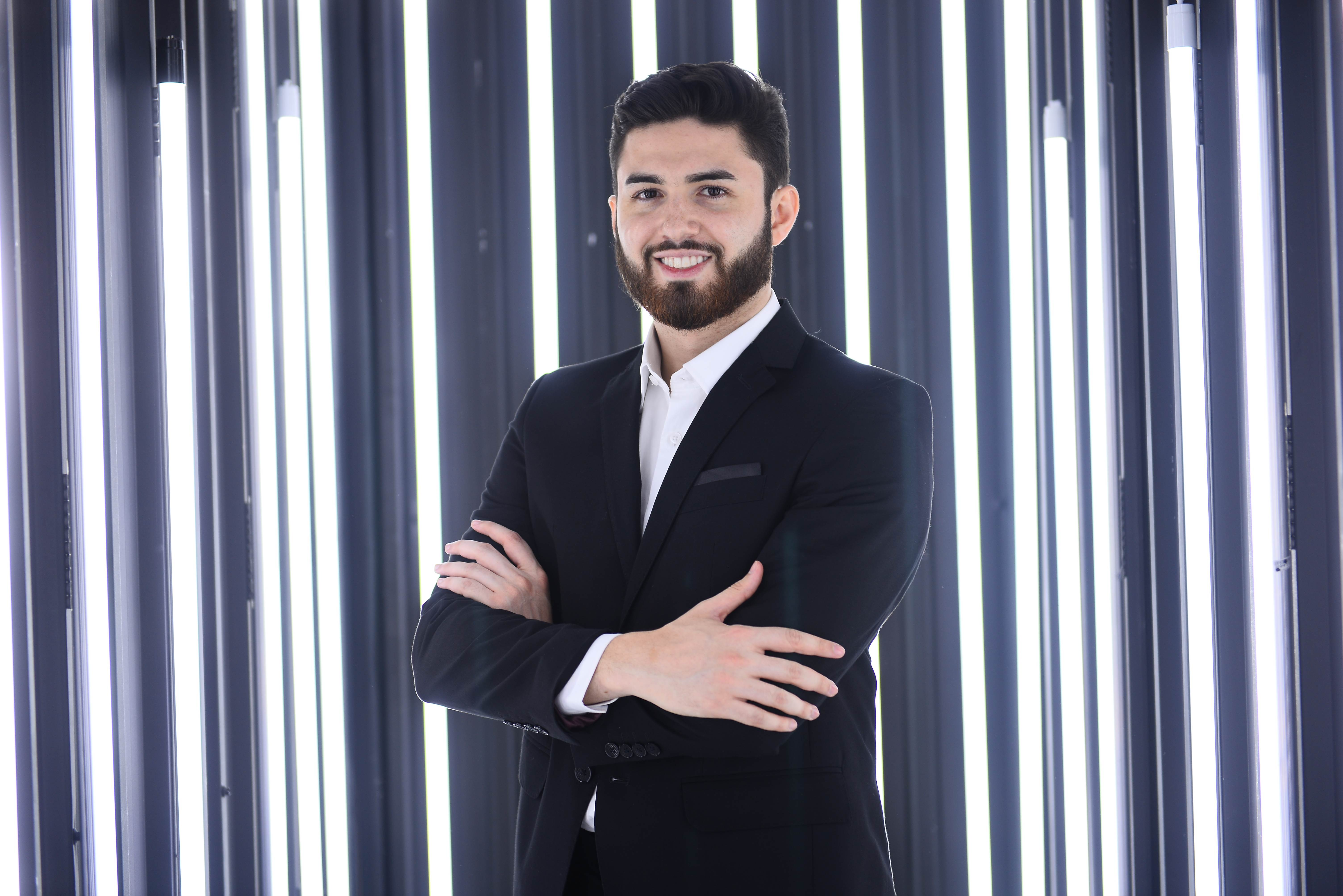 Representante da Connect de braços cruzados
